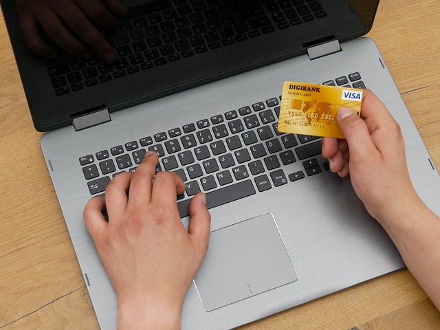 Eine Kreditkarte und ein Laptop.